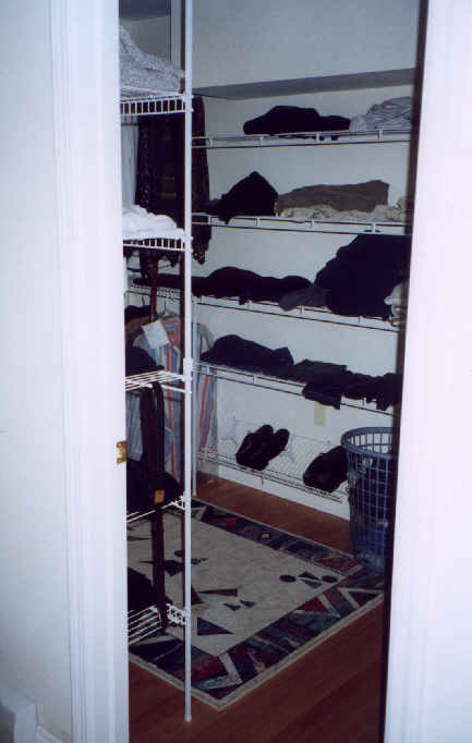 closet1b.jpg (28185 bytes)